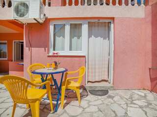 Апартаменты Guest House Ana Петровац Трехместный номер-студио с террасой-2